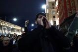 Niekolko tisic Bulharov obklucilo budovu parlamentu a branilo zakonodarcom v odchode Protestuju proti navrhu rozpoctu