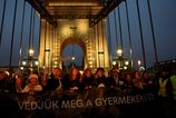 Ruky prec od deti V Budapesti protestuju tisicky ludi proti zneuzivaniu deti a Orbanovej vlade