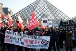 Strajk zamestnancov uzatvoril Louvre protestuju za lepsie podmienky