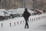 Zasnezene cesty a hmla znizuju viditelnost