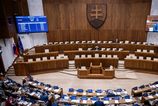 Napatia v parlamente narasta Nezaradenych poslancov pribuda niektore kluby bojuju o prezitie