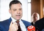 Chaos vo Ficovom zlepenci dosiahol vrchol Kto vsak v kalendari hlada predcasne volby ma smolu komentar Lubomira Jaska