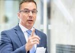 Erik Tomas sa cynicky chvali absurdnym uspechom Vlade chyba zakladna empatia nazor Veroniky Srobovej