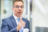 Erik Tomas sa cynicky chvali absurdnym uspechom Vlade chyba zakladna empatia nazor Veroniky Srobovej