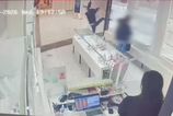 Kopackou rozbil zlodej vitrinu bratislavskeho zlatnictva Policia zverejnila autenticke zabery z kradeze sperkov
