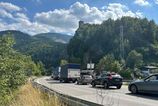 Na ceste pod Strecnom sa vytvorili kolony po nehode dvoch nakladnych aut
