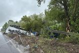 Na dialnicnom moste pri Hlohovci havaroval kamion hasicii vyslobodzovali vodica