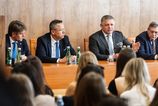 Najprv beseda potom skuska Ako Robert Fico diskutoval so studentmi v Kosiciach