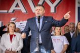 Ostrelovaci volici privezeni autobusmi a rady o bozkovani Robert Fico na oslavach odkazal ze vyhra volby aj keby ich slak trafil