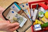 styri a z desiatich slovakov setria pri beznych nakupoch potraviny vyrazne obmedzuju