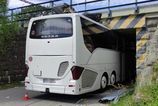 Autobus s turistami v Česku sa zasekol pod mostom 2 Autobus s turistami v Cesku sa zasekol pod mostom
