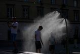 Polsko zasiahli rekordne horucavy a kolaps zeleznicnej dopravy zrusili viac nez sto vlakov desiatky ludi zomieraju pri vode