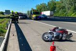 Nehoda pred mostom Lanfranconi: Zrážka auta s motorkárom zablokovala vjazd na D2, kolóny sa vytvárajú. 2 nehoda pred mostom lanfranconi zrazka auta s motorkarom zablokovala vjazd na d2 kolony sa vytvaraju