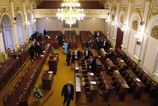 Českí poslanci schválili nový rokovací poriadok, alkohol si nezakázali 2 Ceski poslanci schvalili novy rokovaci poriadok alkohol si nezakazali