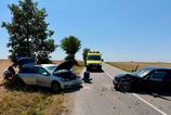 Po zrážke áut neďaleko Zlatých Moraviec hlásia zranených 2 Po zrazke aut nedaleko Zlatych Moraviec hlasia zranenych