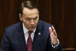 Sikorski varuje pred Kremľom, no upokojuje Poľsko. Podľa neho Ukrajina bráni NATO pred ruským útokom. 2 Sikorski varuje pred Kremlom no upokojuje Polsko Podla neho Ukrajina brani NATO pred ruskym utokom