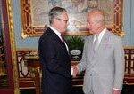 koniec jednej ery v britanii keir starmer podal demisiu kral karol iii poveril zostavenim vlady andyho burnhama