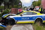 Rýchlo a zbesilo po poľsky: Mustang opitého vodiča dostal sirény, aj tak skončil v plote 2 rychlo a zbesilo po polsky mustang opiteho vodica dostal sireny aj tak skonc il v plote