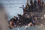 Europky ostrov v Afrike prekrocili tisice migrantov Niekolko z nich zahynulo Spanyolskoposiela specialne jednotky