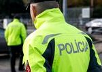 Zasah policie v Matuskove Policajti zachranili muza zabarikadovaneho vo vnutri ktory hrozil sebaposkodenim