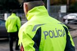 Prepis názvu do slovenčiny: Zásah polície v Matúškove: Policajti zachránili muža zabarikádovaného vo vnútri, ktorý hrozil sebapoškodením. 2 Zasah policie v Matuskove Policajti zachranili muza zabarikadovaneho vo vnutri ktory hrozil sebaposkodenim
