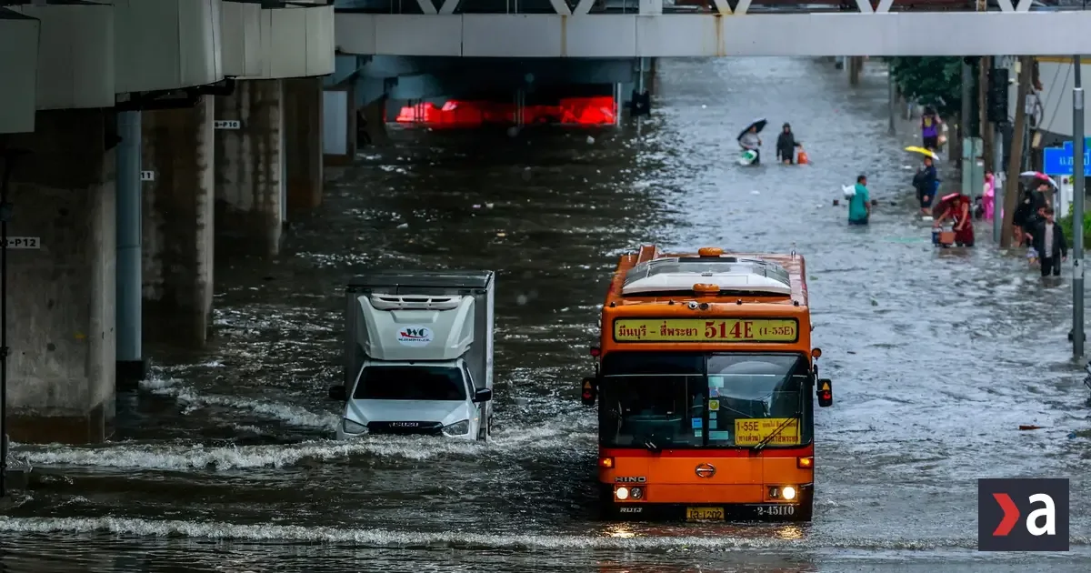 Bangkok zaplavila voda, v 50 obvodoch vyhlásili stav núdze