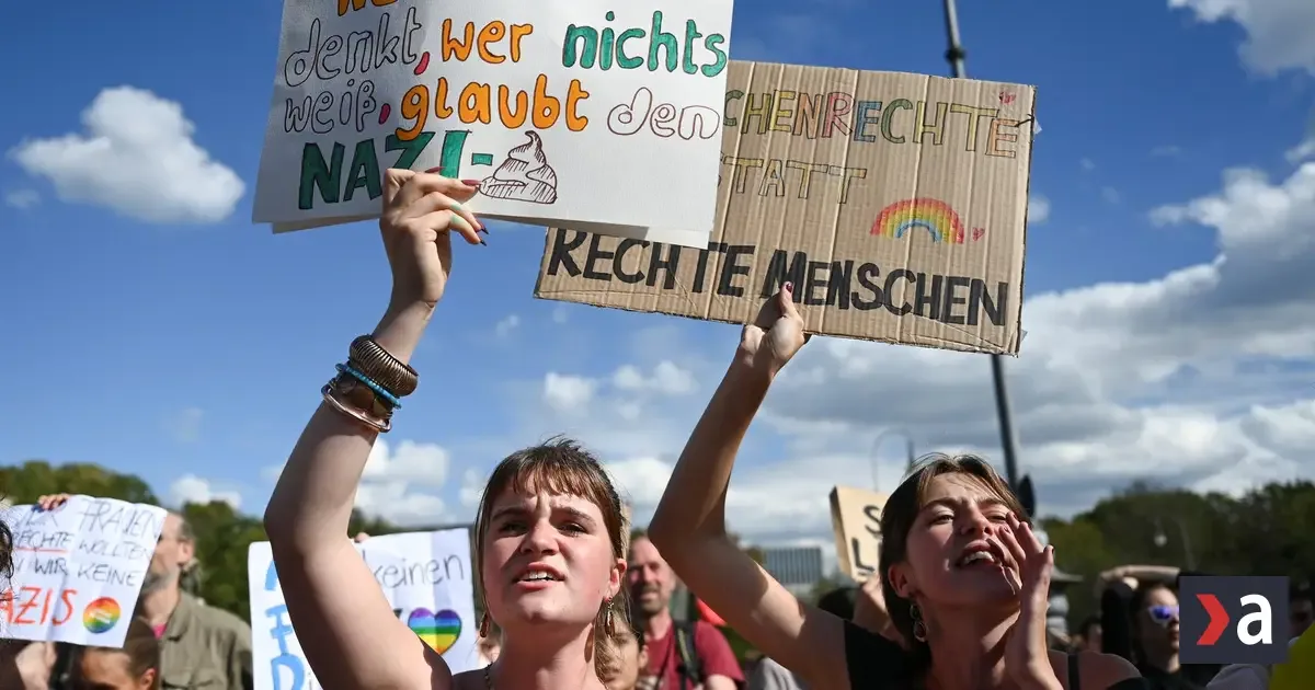 Desaťtisíce Nemcov protestujú proti AfD, žiadajú jej zákaz