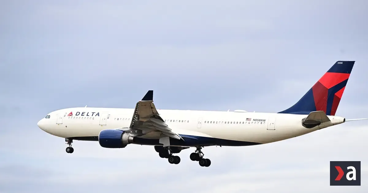 Lietadlo Delta Air Lines núdzovo pristálo v Portugalsku, v kabíne sa objavil dym
