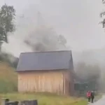 Na Kysuciach horí chata pri lyžiarskom stredisku. Hasiči zasahujú, premávka je obmedzená