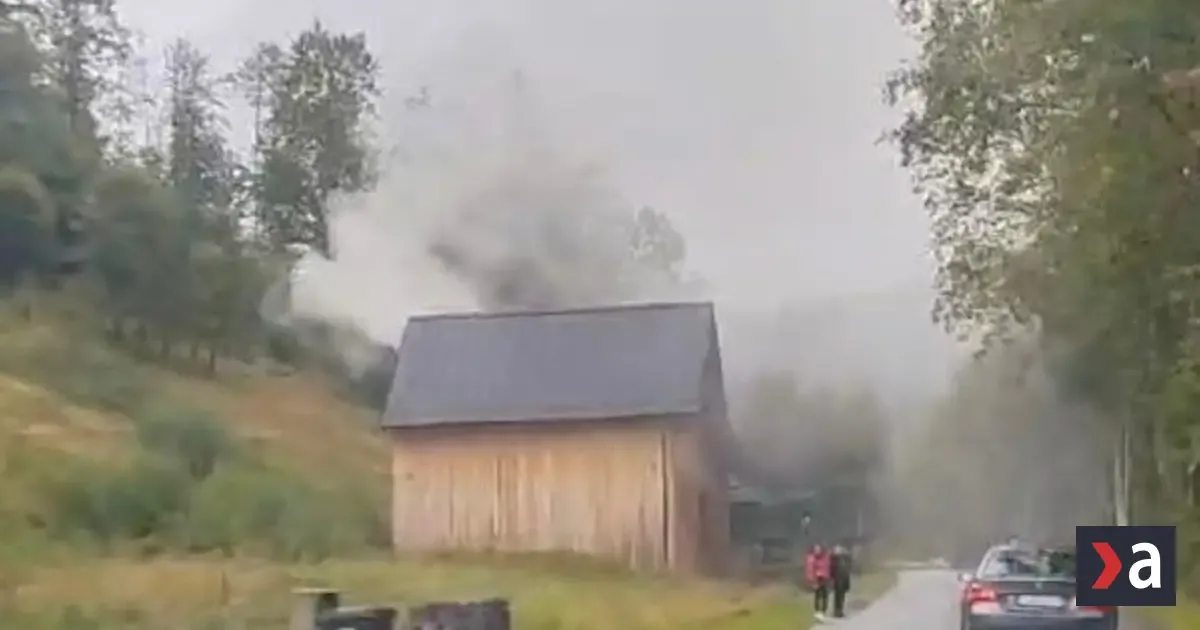 Na Kysuciach horí chata pri lyžiarskom stredisku. Hasiči zasahujú, premávka je obmedzená 3 Na Kysuciach horí chata pri lyžiarskom stredisku. Hasiči zasahujú, premávka je obmedzená