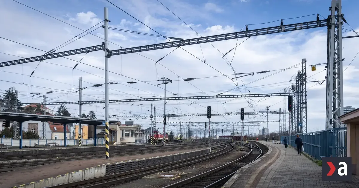 Na priecestí pri Kútnikoch sa zrazil nákladný vlak s traktorom, bez zranení