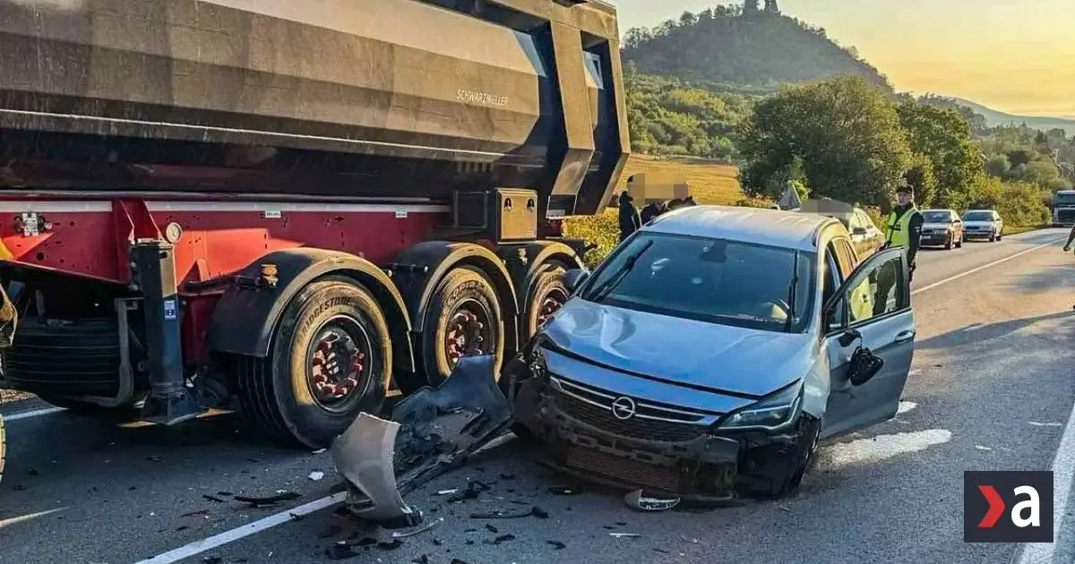 Nehoda dvoch áut a kamióna uzavrela cestu pri obci Slanec 3 Nehoda dvoch áut a kamióna uzavrela cestu pri obci Slanec