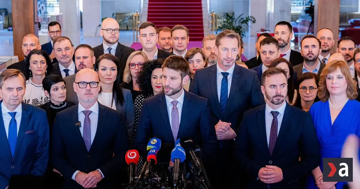Opozícia vyzýva Fica na predčasné voľby. Strany sú pripravené na január 2 Opozícia vyzýva Fica na predčasné voľby. Strany sú pripravené na január