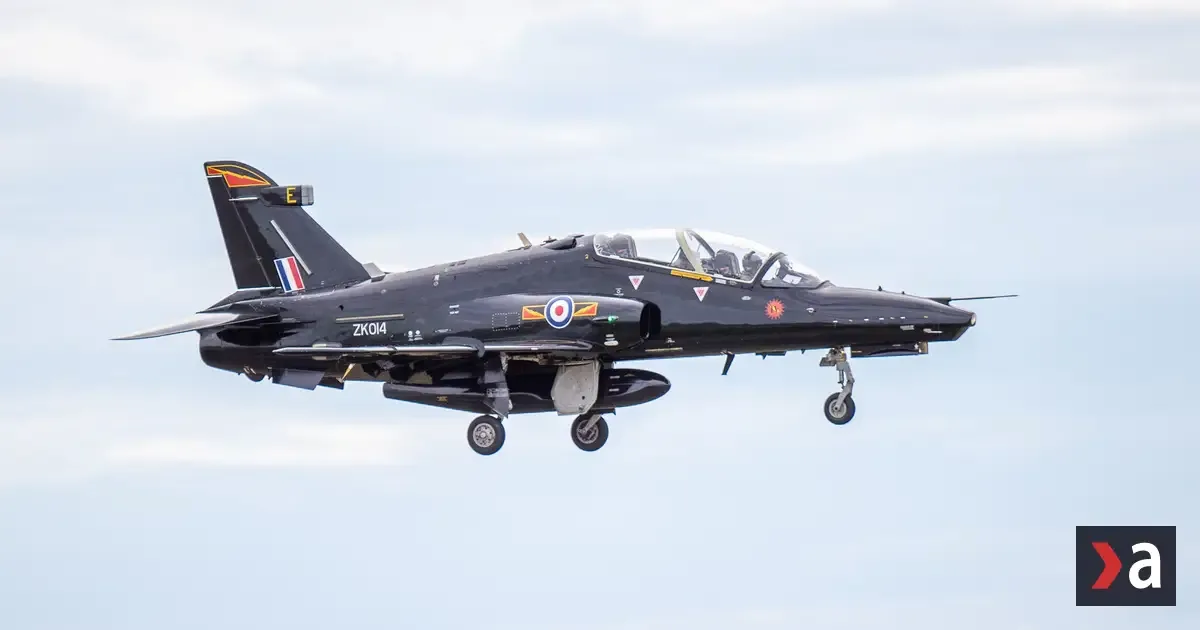 Piloti britského cvičného stroja vyskočili pri ostrove Anglesey, zranenia sú ľahké 2 Piloti britského cvičného stroja vyskočili pri ostrove Anglesey, zranenia sú ľahké