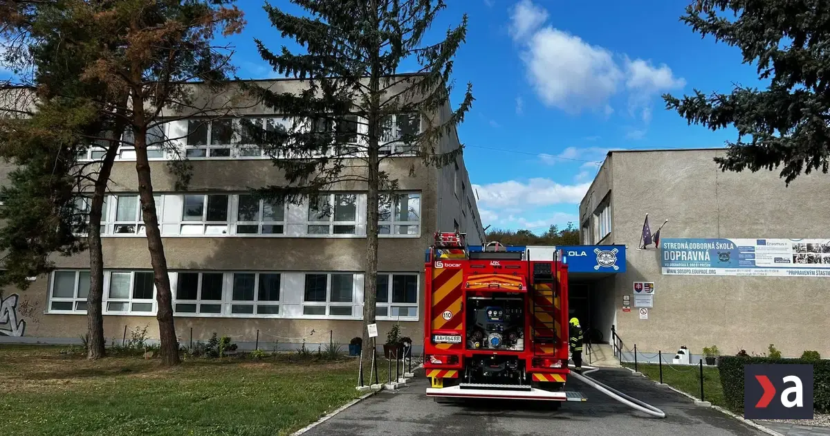 Požiar strechy prešovskej strednej školy si vyžiadal evakuáciu študentov a učiteľov 2 Požiar strechy prešovskej strednej školy si vyžiadal evakuáciu študentov a učiteľov
