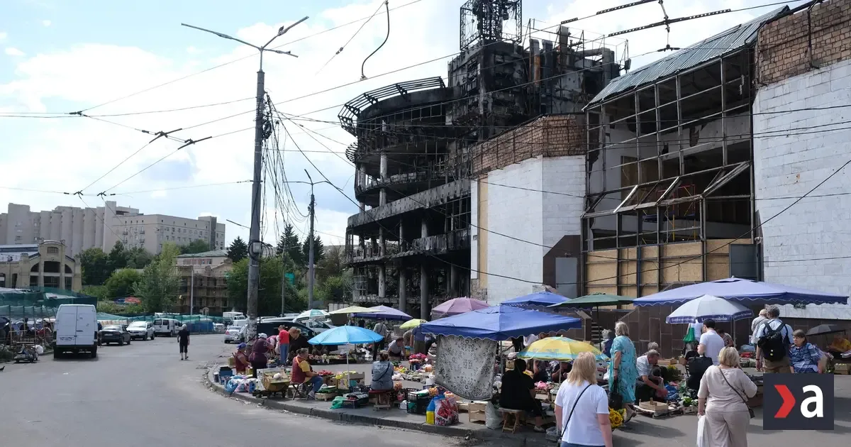 Ruský útok zničil známe kyjevské trhovisko, nákupy sa presunuli k ruinám 2 Ruský útok zničil známe kyjevské trhovisko, nákupy sa presunuli k ruinám