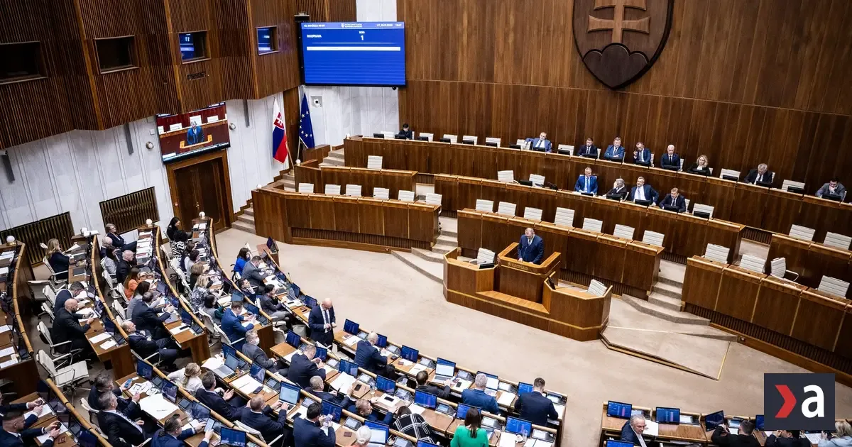 Rušný deň v parlamente: Vláda predložila novely, opozícia chce odvolávať ministrov