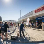 Tesco už 30 rokov mení slovenský maloobchod: Od prvého hypermarketu po digitálne služby