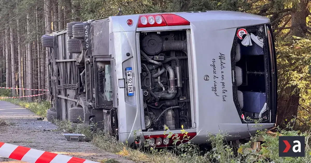Tragédia na ceste na Oktoberfest: prevrátil sa autobus s turistami, dvaja mŕtvi 2 Tragédia na ceste na Oktoberfest: prevrátil sa autobus s turistami, dvaja mŕtvi