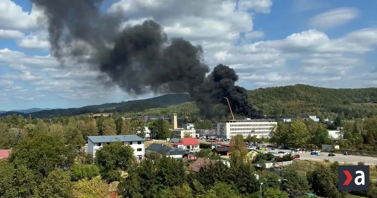 V priemyselnom areáli v Snine horela výrobná hala, na mieste zasahovali hasiči