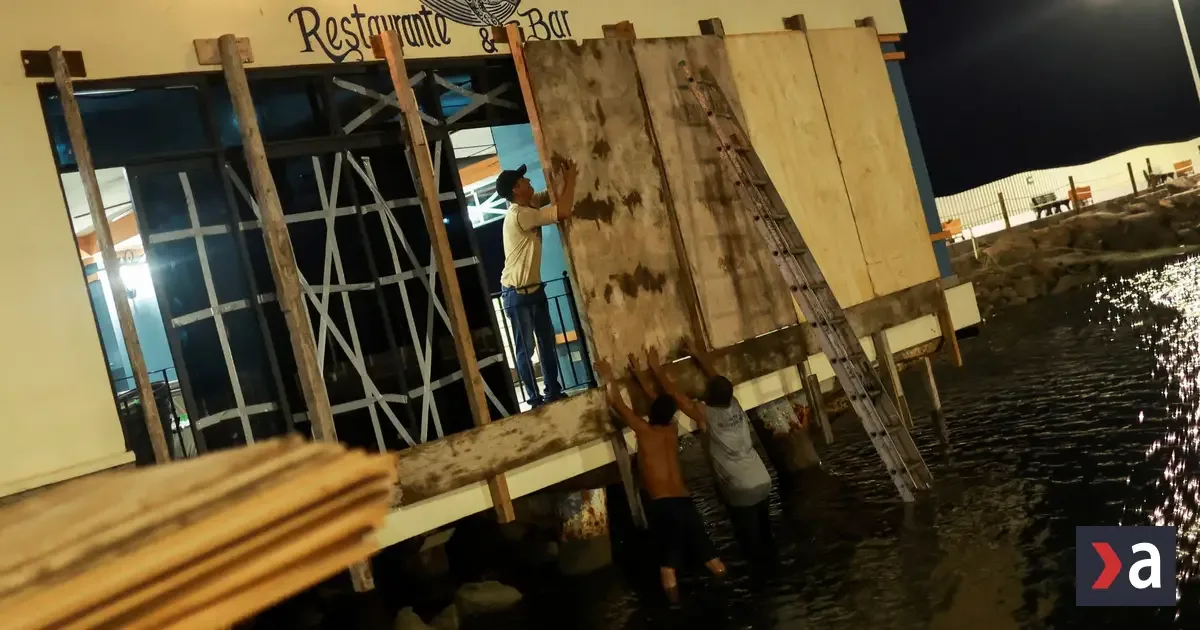 VIDEO: Mexiko zasiahol hurikán Polo. Búrka tretej kategórie si vyžiadala obete