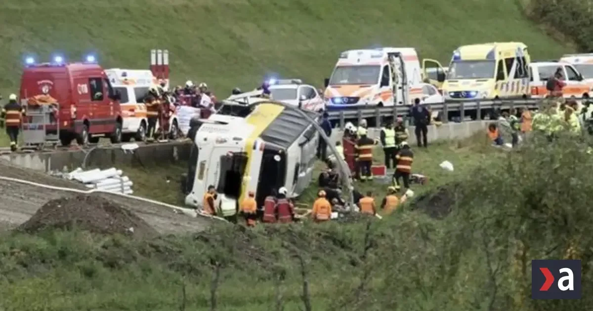 Vo Švajčiarsku havaroval autobus, zomreli ľudia 2 Vo Švajčiarsku havaroval autobus, zomreli ľudia