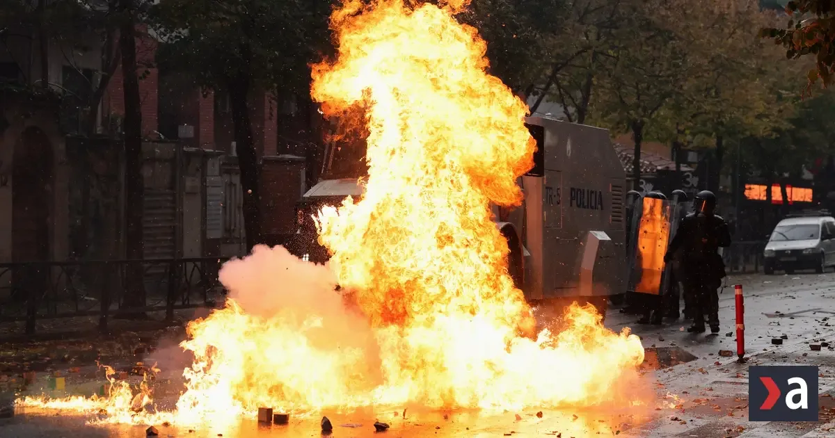 Albánskeho premiéra obviňujú z korupcie, v hlavnom meste protesty sprevádzané násilím