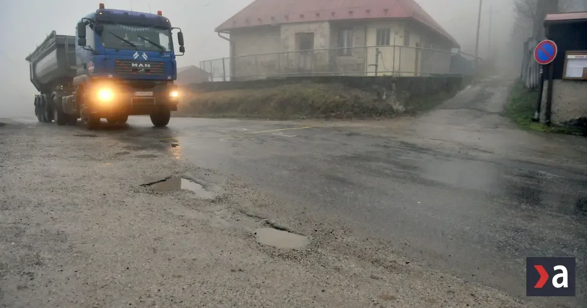 Chladná upršaná noc, na horách sneženie a víchrica