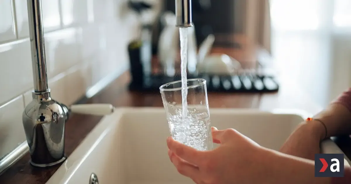 Dva litre vody denne sú mýtus. Hydratovať sa môžete aj jedlom, kávou či polievkou 3 Dva litre vody denne sú mýtus. Hydratovať sa môžete aj jedlom, kávou či polievkou