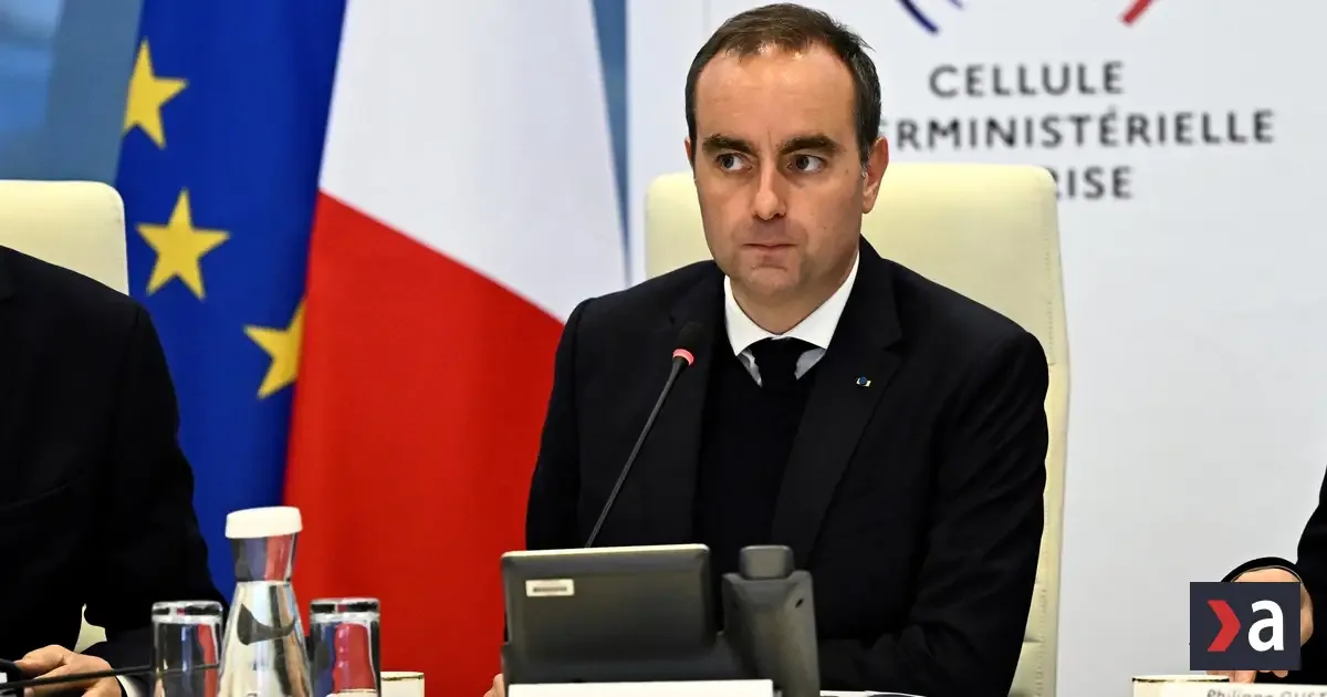 Francúzsko zavádza zákaz vychádzania po násilných protestoch, na severe rabovali a útočili
