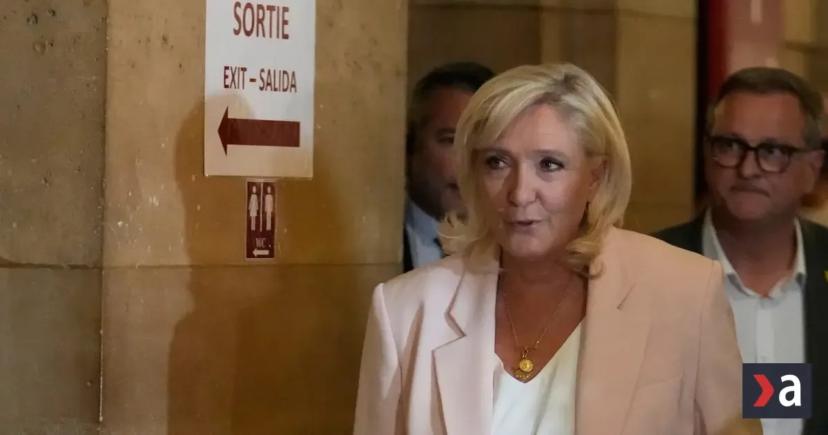 Le Penová plánuje škrty 140 miliárd eur, Francúzsko smeruje k platobnej neschopnosti