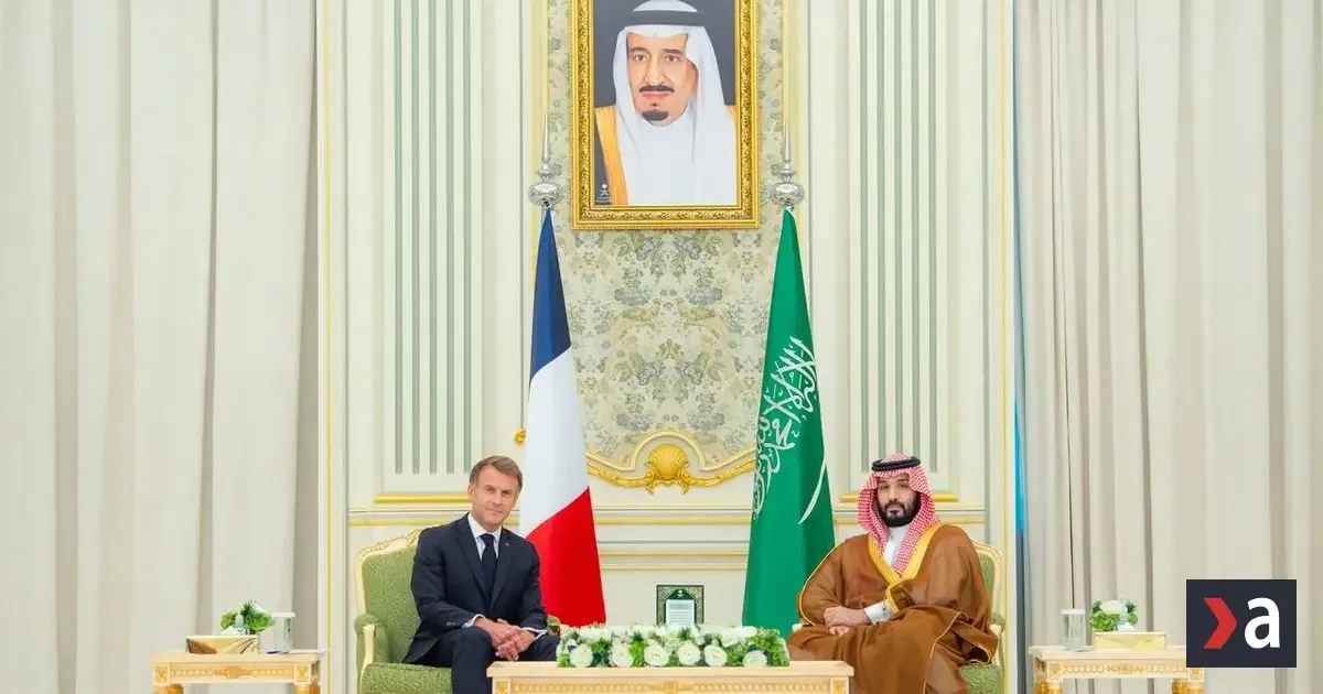 Macron dohodol v Rijáde ďalšie dodávky nafty, reaguje aj na nepokoje vo Francúzsku