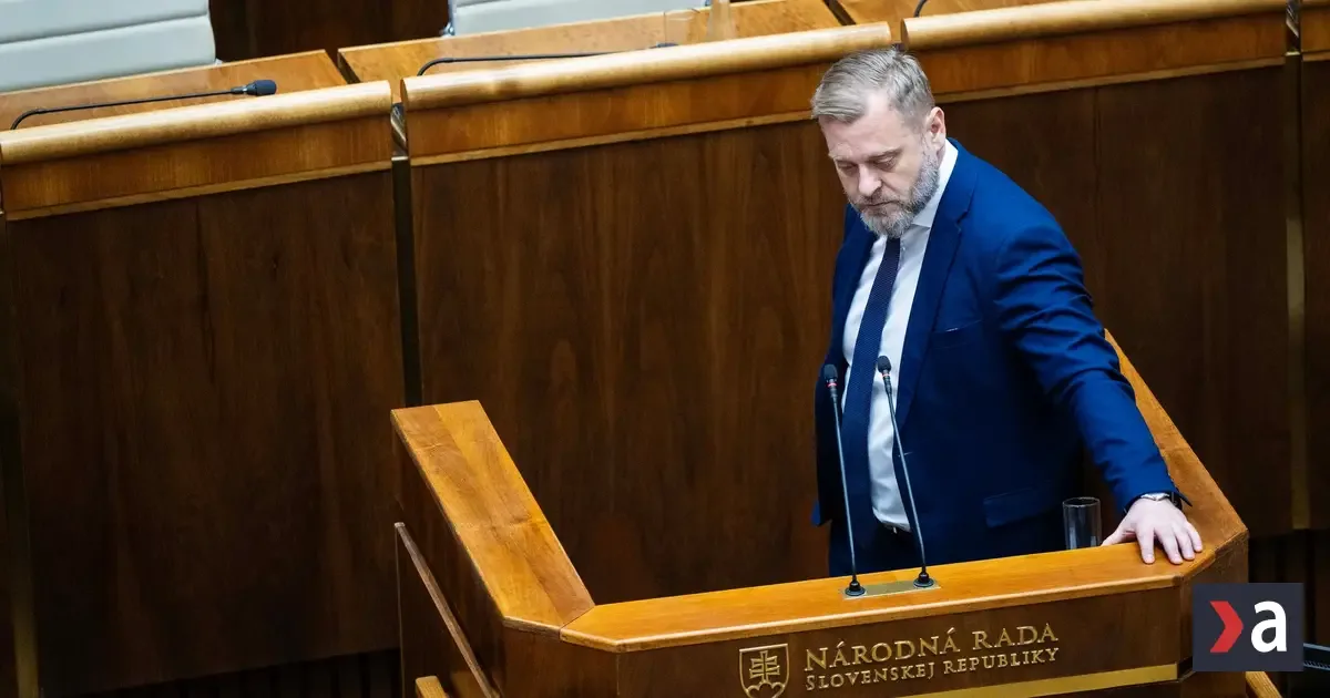 Minister vnútra chce vyššie platy, SaS vidí predvolebnú rozdávačku