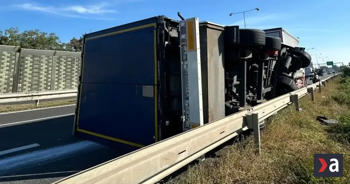 Na D1 smerom do Trnavy sa zdržíte. Prevrátil sa kamión a doprava je obmedzená